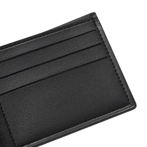 Portafoglio porta carte in pelle nera da uomo dettaglio primo piano, texture premium.