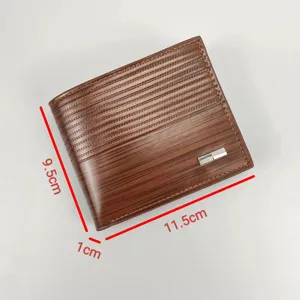 Herren Kurzgeldbörse mit Holzmaserung Textur, mehreren Kartenfächern und stilvollem Design.
