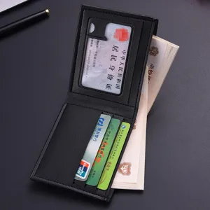 Portafoglio corto da uomo in pelle con tasche per carte e finestra per documenti.