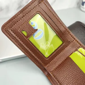 Καφέ ανδρικό κοντό δερμάτινο πορτοφόλι με θήκες καρτών και διαφανές παράθυρο ταυτότητας.