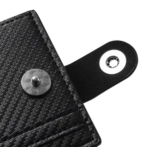 Nahaufnahme der schwarzen Brieftasche mit Karomuster Druckknopf und feiner Naht.
