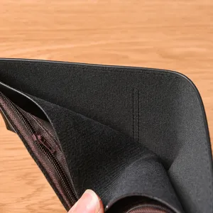 Detailansicht des schwarzen Herrenkurzgeldbörseninnenraums mit Qualitätsreißverschluss und Nähten.