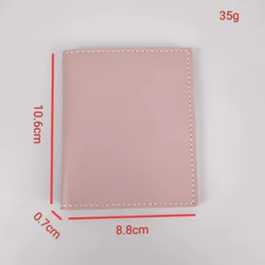 Detailansicht des schmalen rosa Lederkartenetuis mit präzisen Abmessungen und leichtem Design.