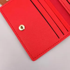 Nahaufnahme des roten PU-Leder-Kartenetuis mit sauberen Nähten, Fächern und Druckknopf.