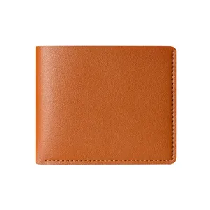 Minimalistischer brauner Herren Geldbeutel im Zweifach-Design mit glattem Leder und Fächern.