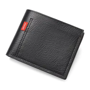 Schwarzes Herren Leder Kurz Geldbörse Detail Ansicht mit hochwertiger Textur und rotem Etikett.