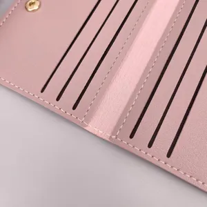 Rosa PU-Leder schmaler Kartenhalter Detailansicht mit mehreren Kartenfaechern und Druckknopf.