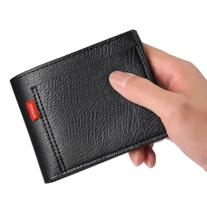 Detailaufnahme mit feiner Textur und rotem Markensetikett der schwarzen Lederbörse.