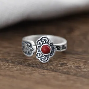 Nahaufnahme des Vintage Retro Silberrings mit traditionellem Wolken Motiv und rotem Stein.