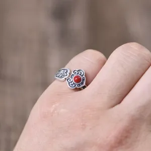 Detailaufnahme eines Vintage Silber Ruyi Schloss Rings mit rotem Stein, ethnischer Stil.