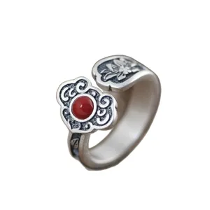 Nahaufnahme Detail des retro ethnischen silbernen Offenen Rings mit rotem Stein und Wolke.