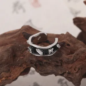 Orecchino a clip uomo cristallo nero senza foro stile cool zircone geometrico gioiello