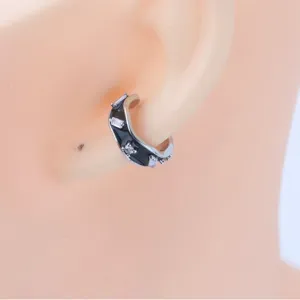 Trendy polsino per orecchio in smalto nero e zircone da uomo, orecchino singolo stile cool.