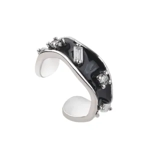 Elegante orecchino a clip nero con zirconi cubici scintillanti, design moderno e tendenza.