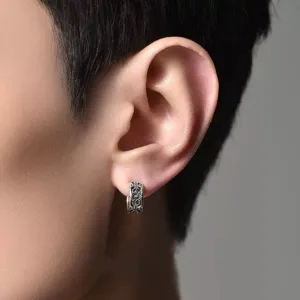 Gedetailleerd overzicht van retro kruis gegraveerde oorclip zonder piercing voor heren zilver.