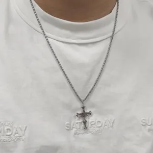 Collier pendentif croix gothique pour homme avec design œil d'Horus. Bijou hip-hop élégant et tendance.