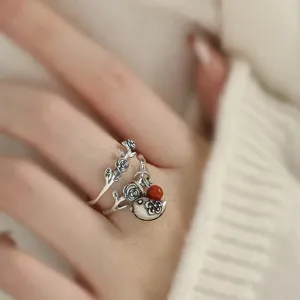 Nahaufnahme Detail des Vintage Silber Rosenrankenrings mit Vogel und roter Perle.