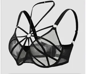 Dettaglio del reggiseno a gabbia nero in rete con ferretto e spalline incrociate di supporto.
