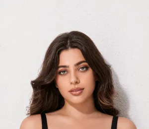 Primo piano del reggiseno taglie forti di supporto, spalline regolabili per vari stili.