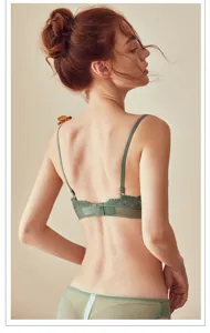 Gedetailleerd achteroverzicht van een groene kanten beha en slipset met fijne mesh stofjes.