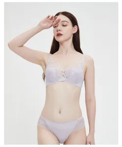 Gedetailleerd overzicht van het elegante kanten bh- en slipsetje, ademend zomermodel.
