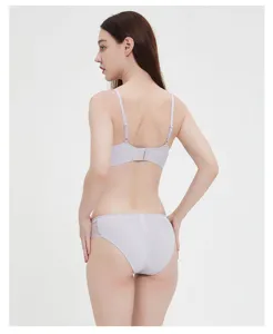 Gedetailleerd overzicht van licht paarse kanten lingerieset, ademend en ondersteunend.