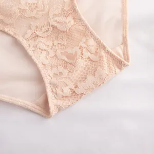 Slip da donna rosa in pizzo, mutandine estive traspiranti con motivo floreale morbido.