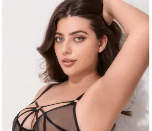 Dettaglio in primo piano del reggiseno taglie forti in rete nera con spalline incrociate.