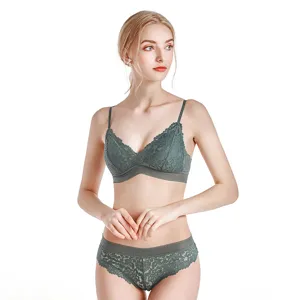 Franse kanten lingerieset voor dames, sexy draadloze driehoekbeha en bijpassende slip in donkergroen.