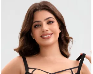 Nahaufnahme des eleganten schwarzen Spitzen-Träger-Bhs am Model, sexy Design und Textur.