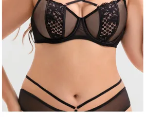 Detailansicht eines großen schwarzen Spitzen-Lingerie-Sets mit Riemchen und Mesh.