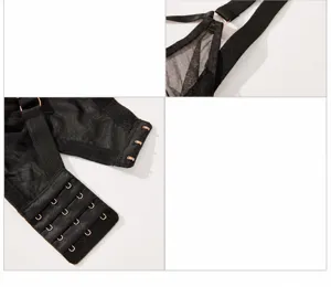 Primo piano delle spalline del reggiseno taglie forti e chiusura a quattro ganci in rete.