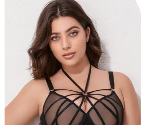 Dettaglio reggiseno plus size in rete nera, design traspirante e supporto ideale.