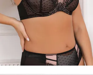 Primo piano di un set di reggiseno e slip in pizzo taglie comode con pois neri e rosa.