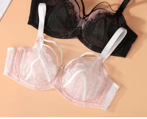 Dettaglio reggiseno taglie forti in pizzo francese con ferretto morbido a pois.