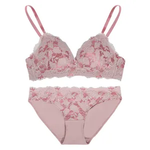 Vue detaillee ensemble soutien-gorge slip dentelle rose, design floral delicat, tissu doux.