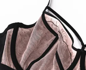 Vista dettagliata di un reggiseno in pizzo francese plus size con ferretto morbido e rete.