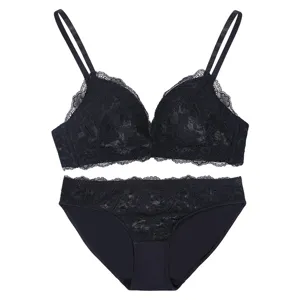 Élégant ensemble de soutien-gorge et slip en dentelle noire avec design push-up et confort.