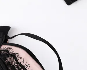 Vista dettagliata del reggiseno in pizzo plus size, design confortevole con spalline di supporto.