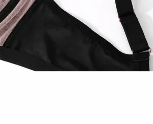 Primo piano dei dettagli della chiusura posteriore del reggiseno in pizzo con design di supporto.