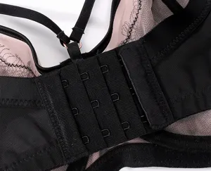 Dettagliato primo piano del reggiseno in pizzo con chiusura posteriore a ganci.