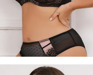 Primo piano del set di lingerie in pizzo francese con eleganti dettagli ricamati.
