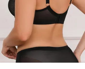 Dettaglio set reggiseno in pizzo nero e slip, elegante lingerie in mesh traspirante.