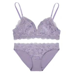Vue detaillee de l'ensemble soutien-gorge et culotte en dentelle violette a motif floral.