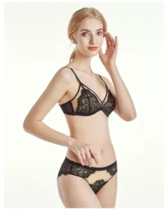 Franse kanten lingerieset, zwarte beha met bloemenborduurwerk en bijpassend slipje.
