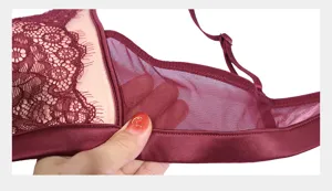 Frans kant bralette detail, bordeauxrode draadloze driehoek cup lingeriemaas