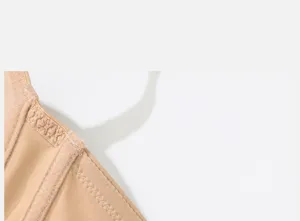 Dettaglio reggiseno a fascia con tessuto antiscivolo, alta elasticità e comfort invisibile.