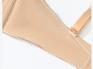 Reggiseno strapless nude dettaglio laterale primo piano, design senza cuciture, tessuto morbido.