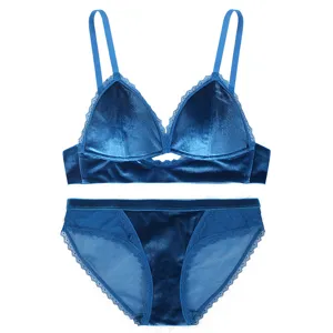 Blauwe fluwelen bh en slip set, draadloze driehoek cup lingerieset met elegante uitgesneden look.