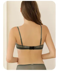 Gedetailleerde achteraanzicht van een donkergroene draadloze mesh bh- en slipset, comfortabele set.